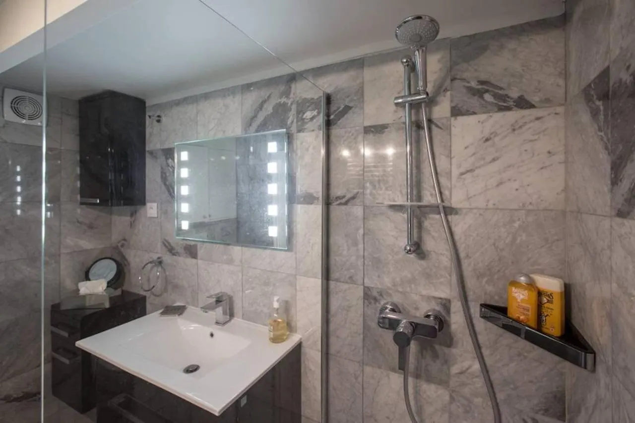 Remodeled Parisian Lejlighed *